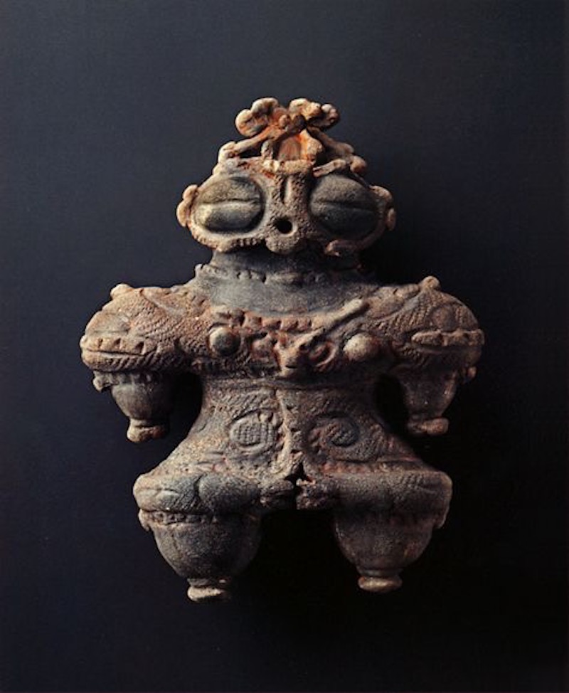 statuina preistorica giapponese in terracotta