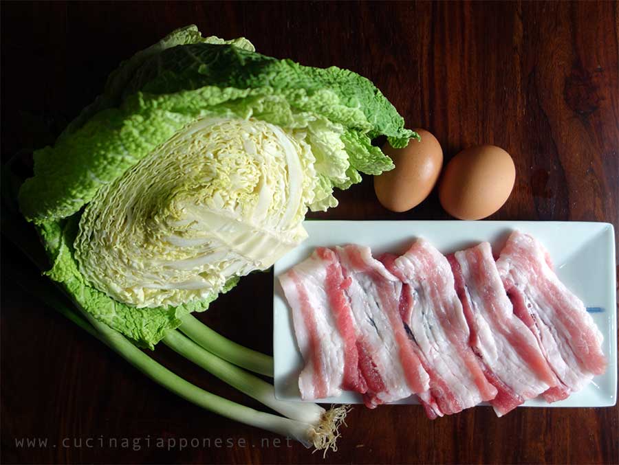 ingredienti per l'okonomiyaki: verza, cipollotto, pancetta, uova