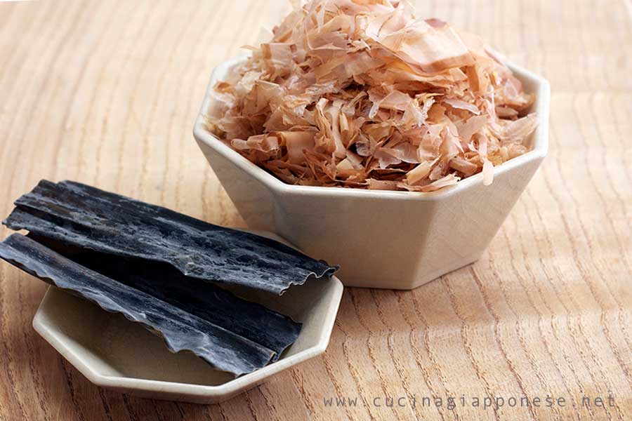 ingredienti dashi: una ciotola di katsuobushi e un piattino con due peuzzi di kombu