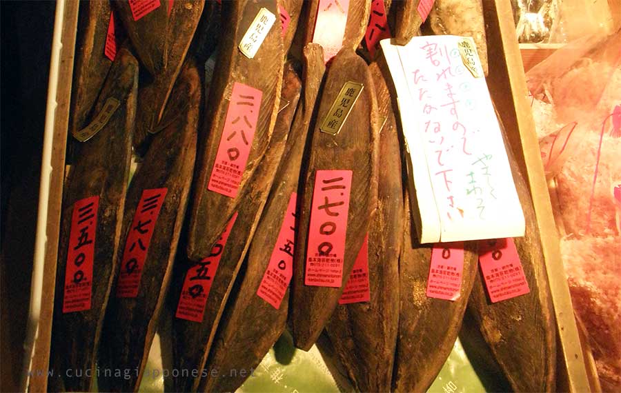 Filetti di katsuo seccati e affumicati