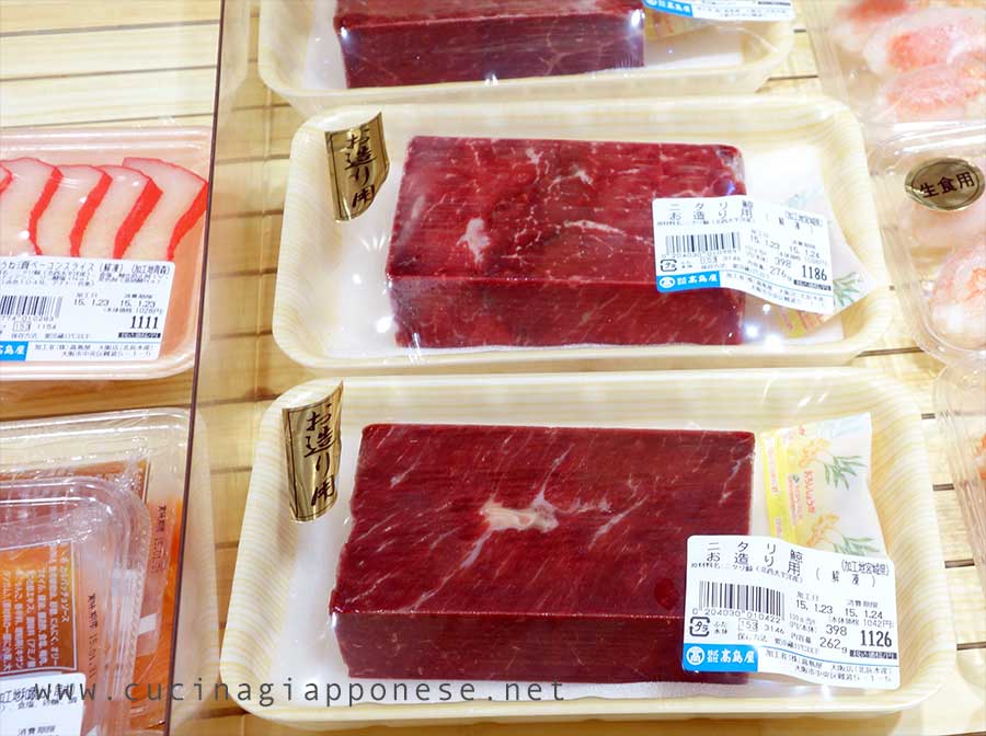 carne di balena sul banco di un supermercato giapponese
