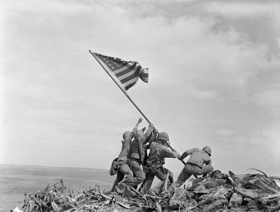 soldati americani issano la bandiera statunitense sul monte Suribachi al termine della battaglia di Iwo Jima