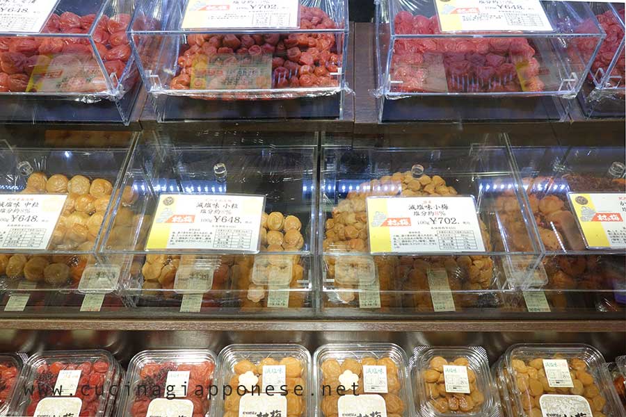 banco delle umeboshi in un supermercato giapponese