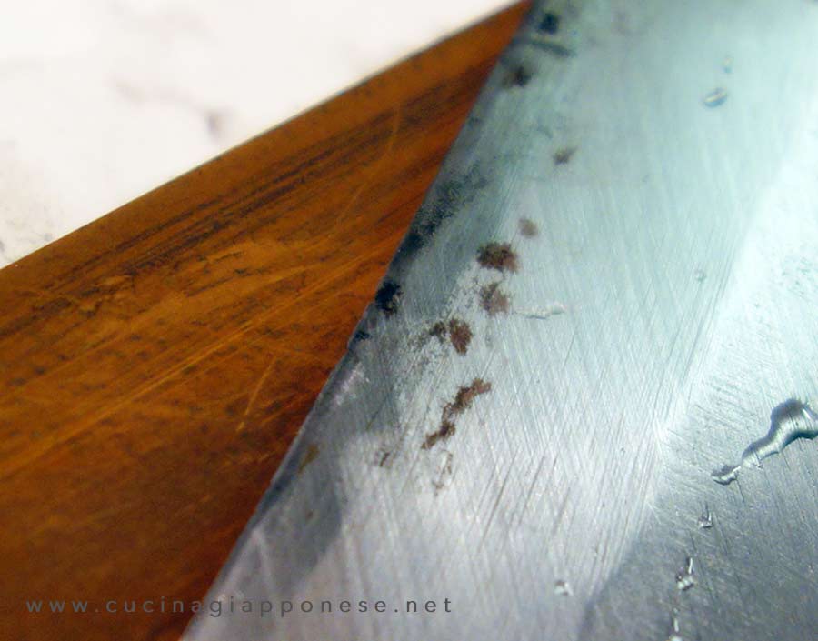 macchie di ruggine sulla lama di un coltello giapponese